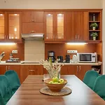 Gde Karoly Apartmant